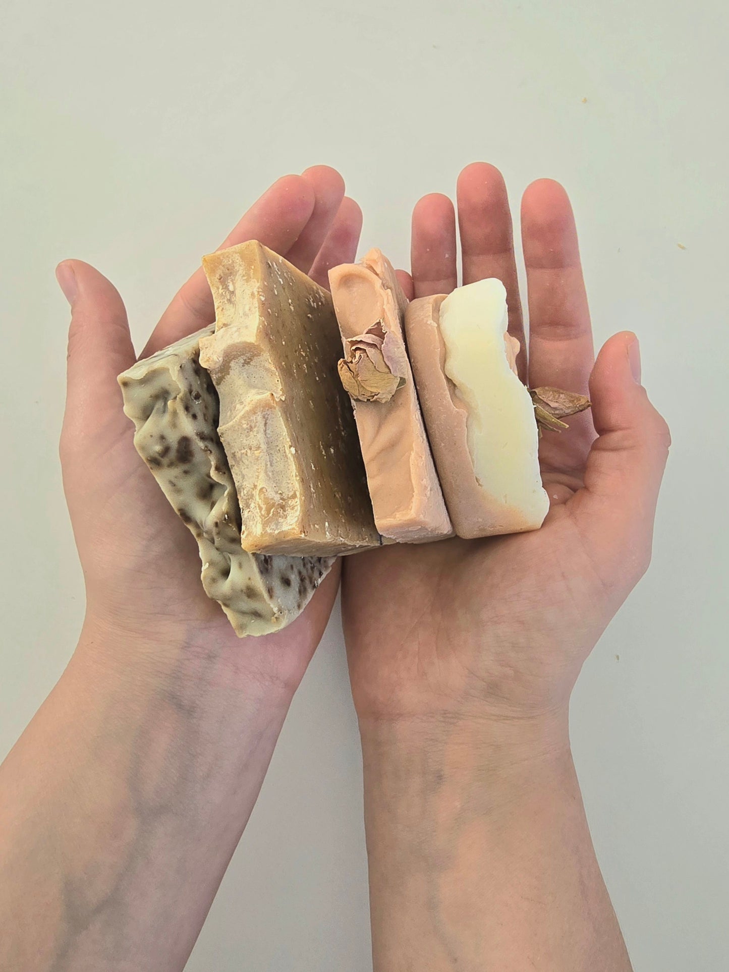 Naturseife "Seifenretter", B-Ware zum Vorteilspreis, Rose, Haferflocken-Kurkuma, Rosmarin, Rose "Herz", bio, Rohstoffe in Glas, ätherische Öle